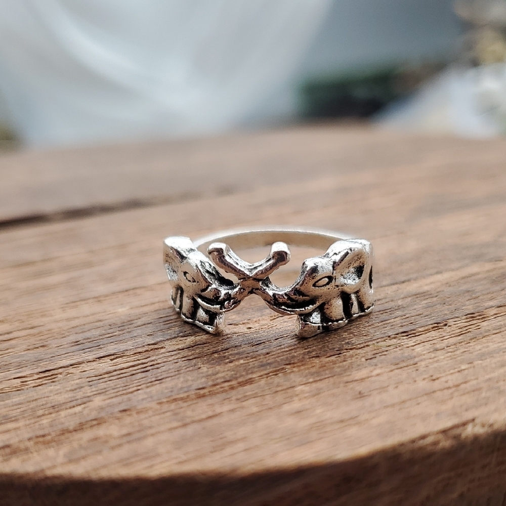 Silver Tone Elephant Couple Trunk Ring Size 5 R826